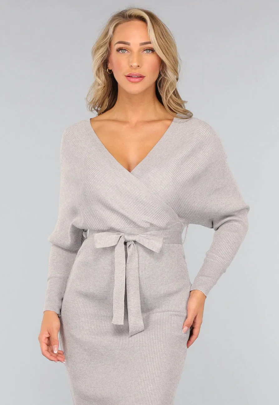 Graues langärmeliges Kleid aus geripptem Stoff mit Taillenband