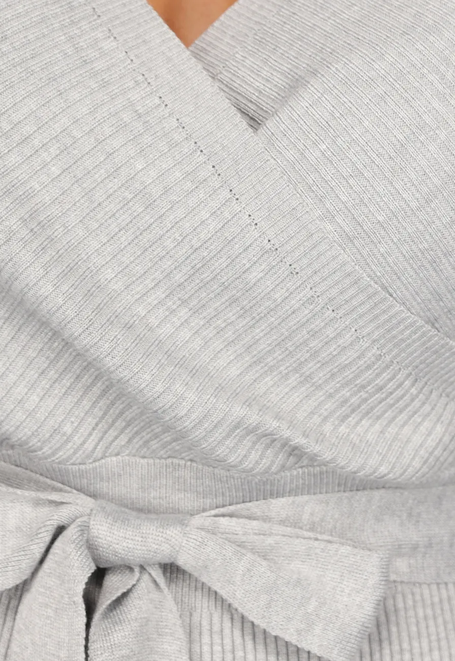 Graues langärmeliges Kleid aus geripptem Stoff mit Taillenband